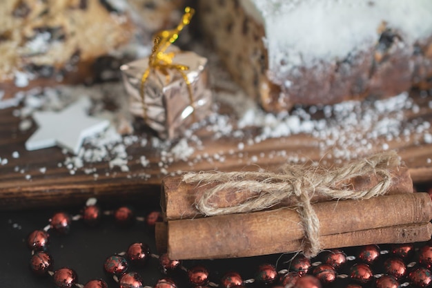 Traditioneller Christstollen aus getrockneten Früchten und Nüssen mit Puderzucker bestreut