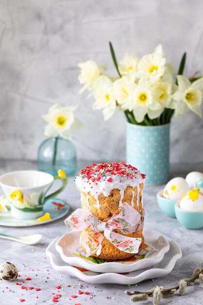 Traditioneller Cupcake-Osterkuchen. Osterkuchen, bunte Eier und Frühlingsblumen. Vertikale