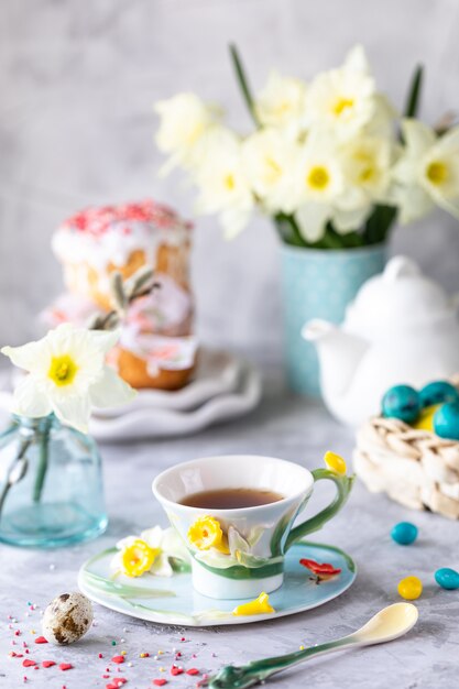 Traditioneller Cupcake-Osterkuchen. Osterkuchen, bunte Eier und Frühlingsblumen. Vertikale