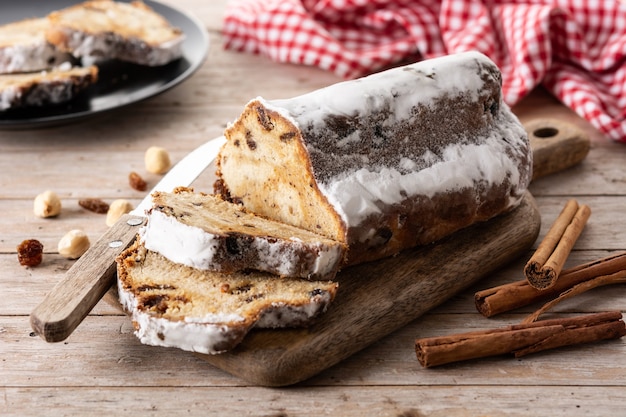 Traditioneller deutscher Christstollen auf Holztisch