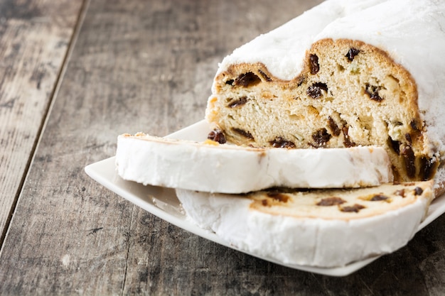 Traditioneller deutscher Weihnachtsstollen