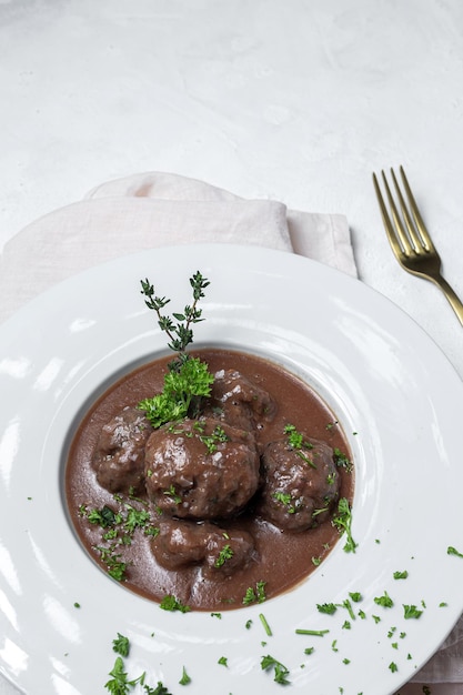 Traditioneller Eintopf aus hausgemachten Rinder- und Lammfleischbällchen in Tomatensauce und aromatischen Kräutern. Typisch spanisches Essen