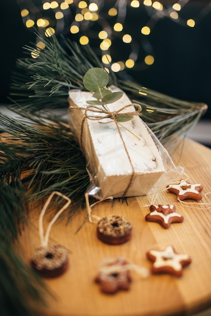 Traditioneller englischer gedämpfter Pudding mit getrockneten Früchten und Nüssen für Weihnachten