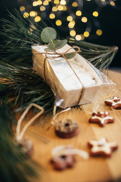 Traditioneller englischer gedämpfter Pudding mit getrockneten Früchten und Nüssen für Weihnachten