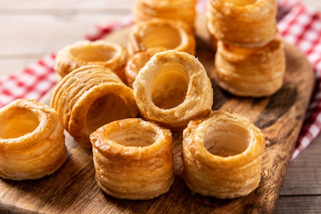 Traditioneller englischer Yorkshire-Pudding auf Holztisch