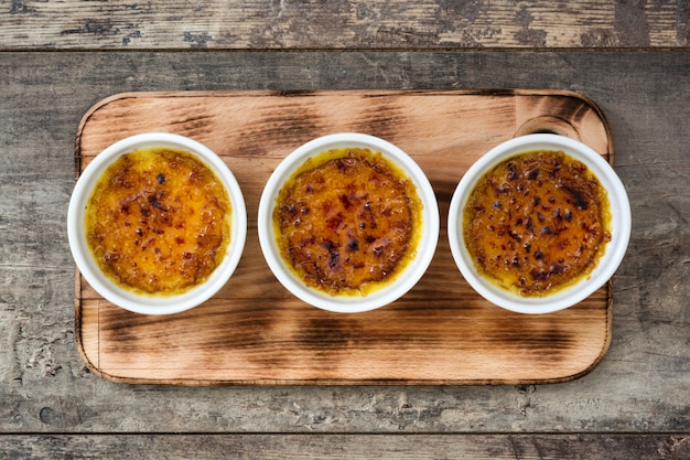 Traditioneller französischer Creme brulee Nachtisch mit karamellisiertem Zucker auf die Oberseite auf Holztisch