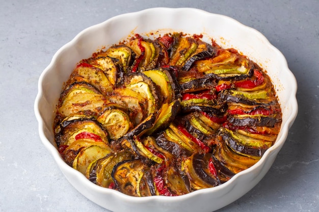 Traditioneller französischer Eintopf mit Sommergemüse. Ratatouille-Auflauf.