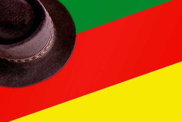 Traditioneller Gaucho-Hut aus Südbrasilien auf einem Hintergrund mit den Farben der Rio Grande do Sul-Flagge