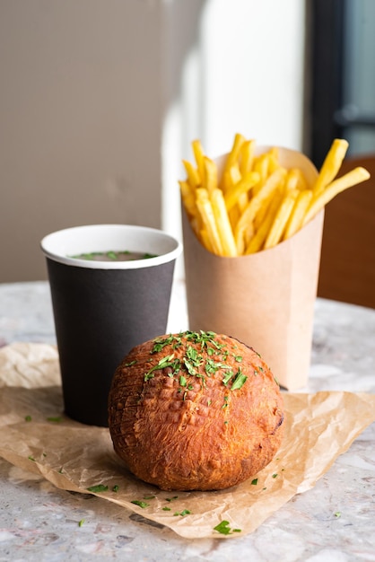 Traditioneller georgischer Donut mit Hähnchenfleisch, Pommes frites und Brühe Brot gefüllt mit Hähnchen Fast Food Delivery Mockup