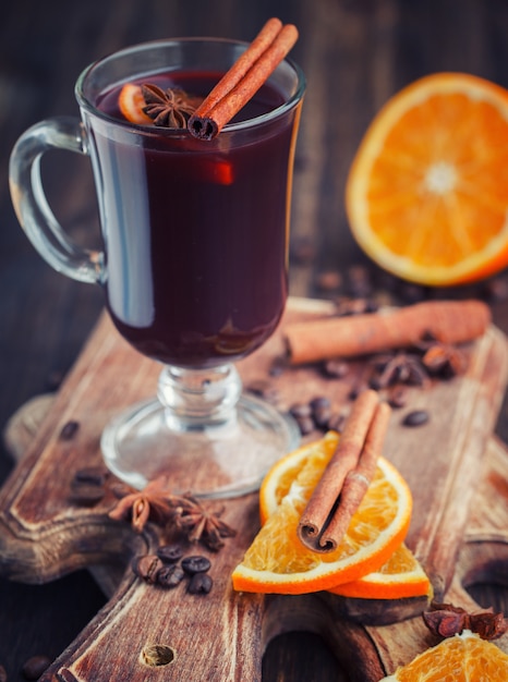 Traditioneller Glühwein mit Gewürzen. Weihnachtswärmendes Getränk