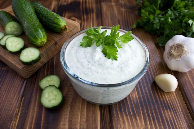 Traditioneller griechischer Joghurt mit Gurke und Zutaten