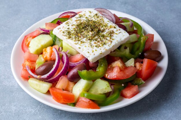 Traditioneller griechischer Salat, serviert mit Feta-Käse.