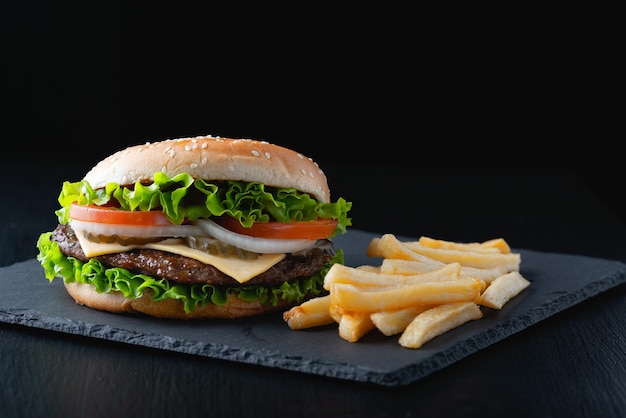 Traditioneller Hamburger und Pommes Frites