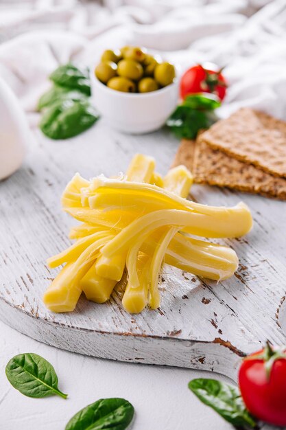 Traditioneller handgefertigter slowakischer Korbacik-Stringkäse