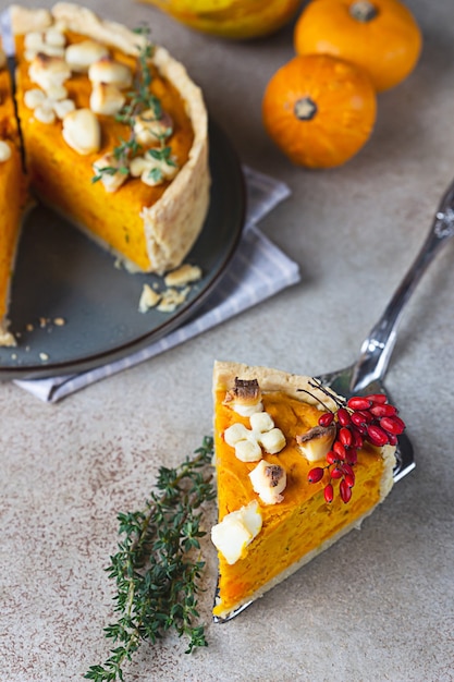 Traditioneller hausgemachter Kürbiskuchen des Erntedankfestes für Herbstferien.