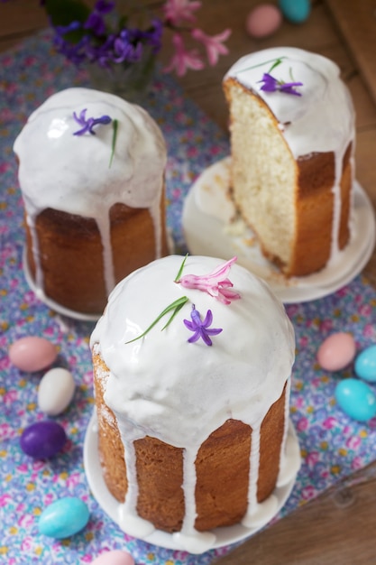 Traditioneller hausgemachter Osterkuchen in der Osterdekoration. Rustikaler Stil.