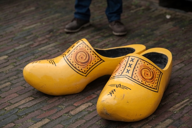 Foto traditioneller herstellungsprozess von holländischen clogs in zaanse schans