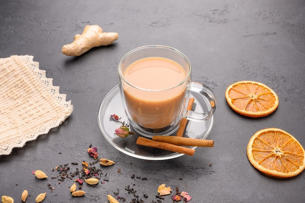 Traditioneller indischer Masala Chai Tee in einer transparenten Tasse ist eine Nahaufnahme