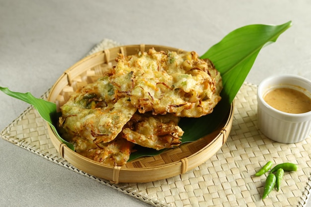 Traditioneller indonesischer Snack Balabala oder Bakwan oder Gemüsekrapfen