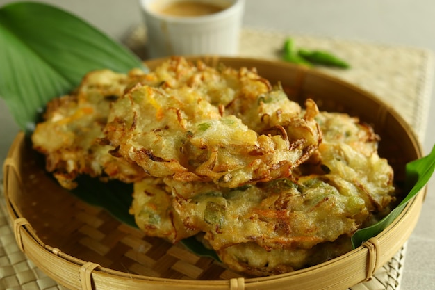 Traditioneller indonesischer Snack Balabala oder Bakwan oder Gemüsekrapfen