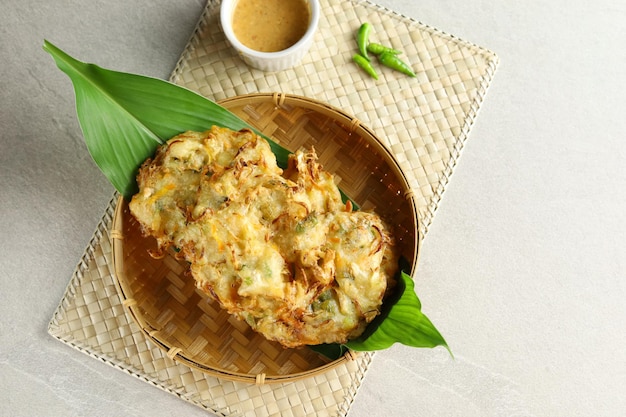 Traditioneller indonesischer Snack Balabala oder Bakwan oder Gemüsekrapfen