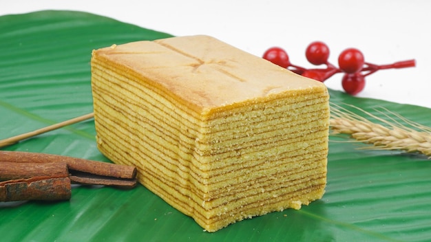 Traditioneller indonesischer süßer Lapis-Schichtkuchen auf Bananenblatthintergrund