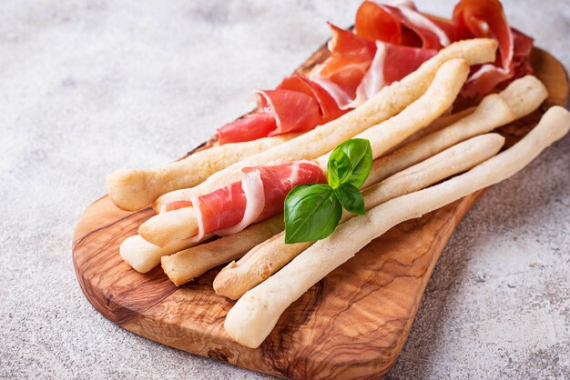 Traditioneller italienischer Antipasto-Grissini und Prosciutto