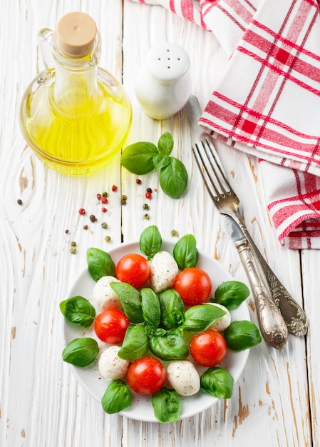 Traditioneller italienischer Caprese-Salat mit Mozzarella, Kirschtomaten