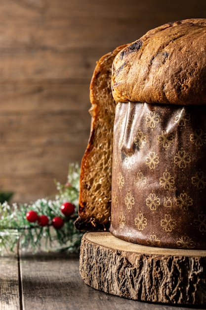 Traditioneller italienischer Panettone für Weihnachten auf Holztisch