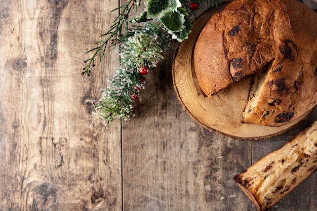 Traditioneller italienischer Panettone für Weihnachten auf rustikalem Holztisch