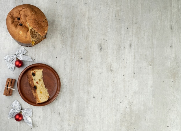 Traditioneller italienischer Weihnachtsfruchtkuchen mit Scheibe