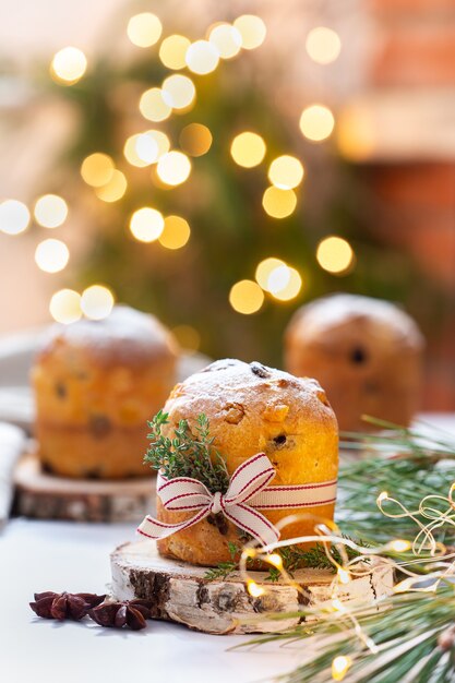 Traditioneller italienischer Weihnachtskuchen Panettone mit festlicher Dekoration