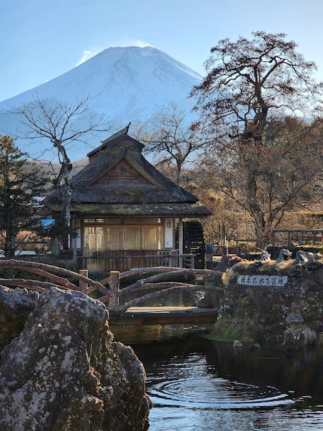 Traditioneller japanischer Holzhausbau mit dem Berg Fuji im Hintergrund