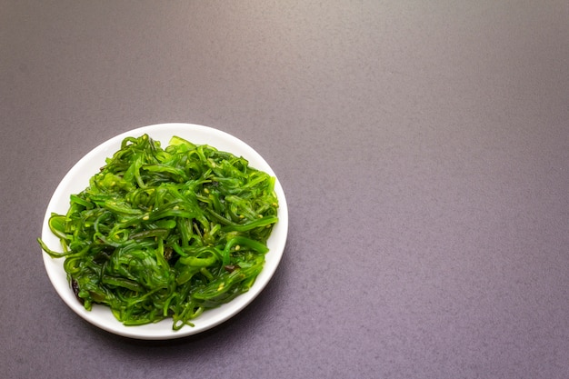 Traditioneller japanischer Meerespflanzensalat Hiyashi Wakame Chuka mit Samen des indischen Sesams.