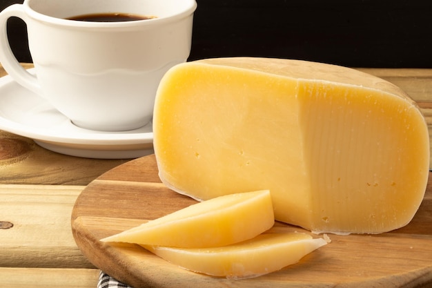 Traditioneller Käse serviert mit Kaffee