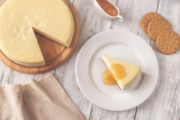 Traditioneller Käsekuchen auf dem Holztisch