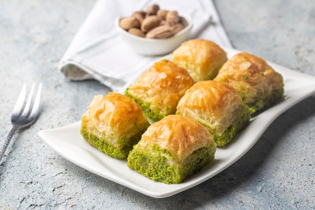 Traditioneller köstlicher türkischer Nachtisch; Pistazien-Baklava (türkischer Name; Kuru Baklava)