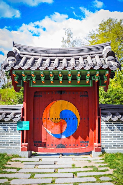 Traditioneller koreanischer Garten im M. Gryshko National Botanical Garden, Kiew, Ukraine