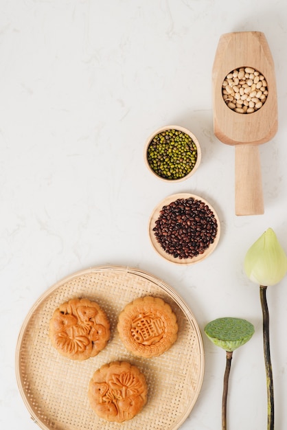 Traditioneller Kuchen des Mondkuchens des Vietnamesen - chinesisches Mitteherbstfest. Text auf Kuchen bedeutet Glück.