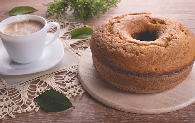 Traditioneller Kuchen und eine Tasse Milch mit Kaffee Großmutterkuchen