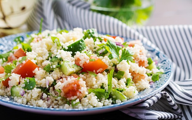 Traditioneller libanesischer Salat Tabbouleh Couscous mit Petersilie, Tomaten, Gurken, Zitrone und Olivenöl aus der Küche des Nahen Ostens