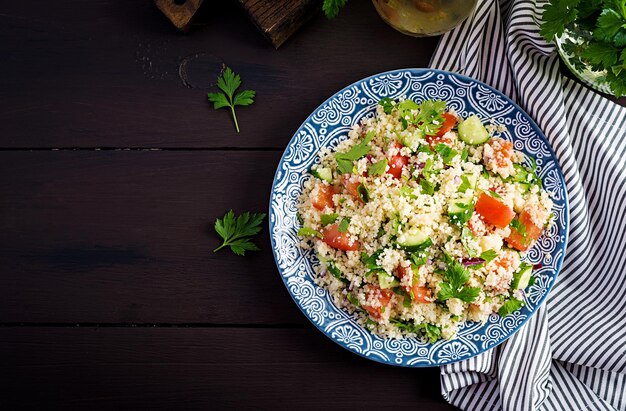 Traditioneller libanesischer Salat Tabbouleh Couscous mit Petersilie, Tomaten, Gurken, Zitrone und Olivenöl