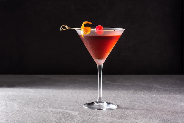 Traditioneller Manhattan-Cocktail mit Kirsche