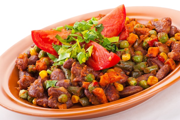 Traditioneller mexikanischer Chili mit Kidneybohnen und Tomaten auf weißem Hintergrund