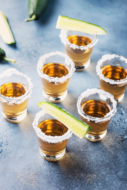 Traditioneller mexikanischer Tequila mit Gurke