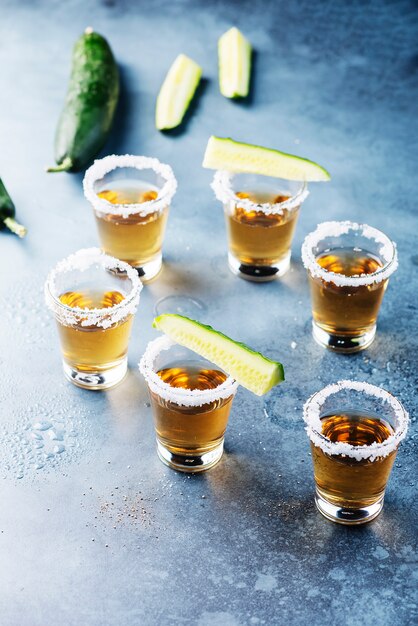 Traditioneller mexikanischer Tequila mit Gurke