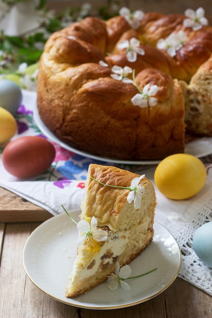 Traditioneller moldauischer und rumänischer Osterkuchen mit Quarkfüllung und Dekoration in Form eines Kreuzes.