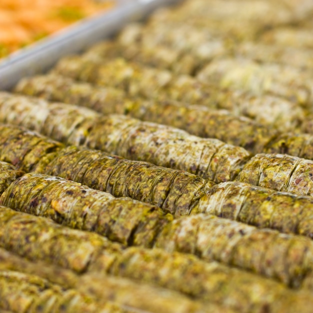 Traditioneller orientalischer Nachtisch - Baklava mit Pistazien und Walnüssen.