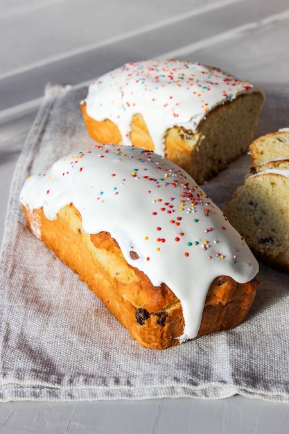 Traditioneller Ostergebäckkuchen und bunte Eier