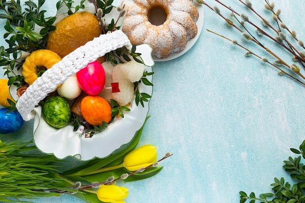 Foto traditioneller osterkorb mit tulpen